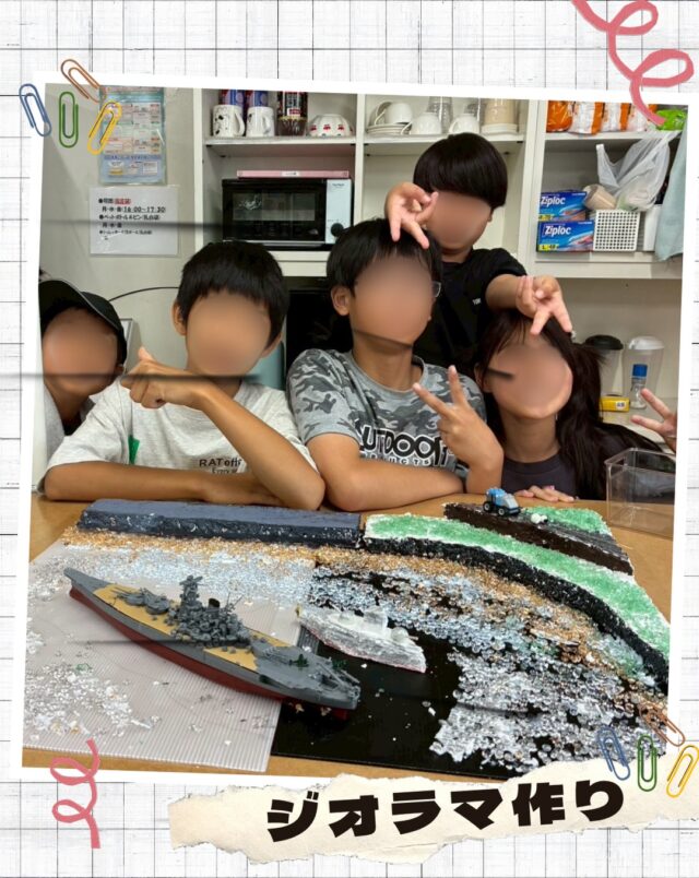 【🛠️ ジオラマ作り 🌊✨】

「ここは海にしよう！」
「お城を作りたい！」
子どもたちのアイデアを形にする、ジオラマ作りに挑戦しました😊

スポンジや砂、模型など、さまざまな素材に触れながら、
「どうすれば思い描いた景色になるかな？」と考えたり、
友だちと相談したり、一つひとつ工夫を重ねて制作しました。

手が絵の具で真っ赤になっても気にせず夢中になる姿や、
「できた！」と笑顔で作品を見せてくれる姿がたくさん見られました✨

工作活動では、
✔️ 自分で考える力
✔️ 工夫する力
✔️ 最後までやり抜く力
✔️ 友だちと協力する力
など、遊びの中でさまざまな力が育まれていきます。

ポラリスでは、一人ひとりの「やってみたい」という気持ちを大切にしながら、自分で考え、工夫し、表現する楽しさを大切にしています。
完成した作品だけでなく、試行錯誤しながら取り組む時間も、子どもたちの大切な成長の一つだと考えています🌱

見学やご相談も随時受け付けています😊
活動の雰囲気が気になる方は、お気軽にお問い合わせください♪

#放課後等デイサービス
#発達障害
#療育
#広島市
#株式会社ポラリス